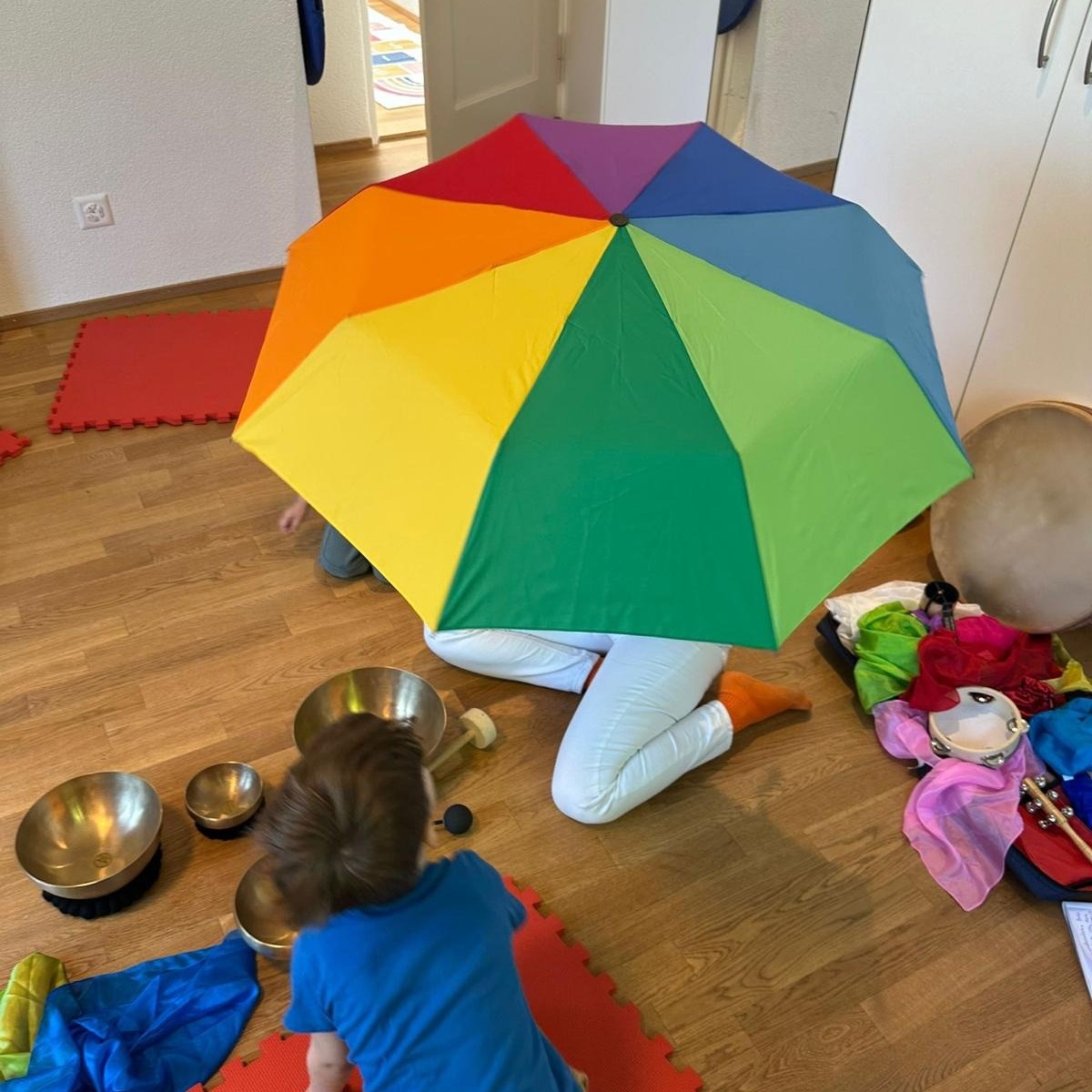 Kind entdeckt Farbwelten