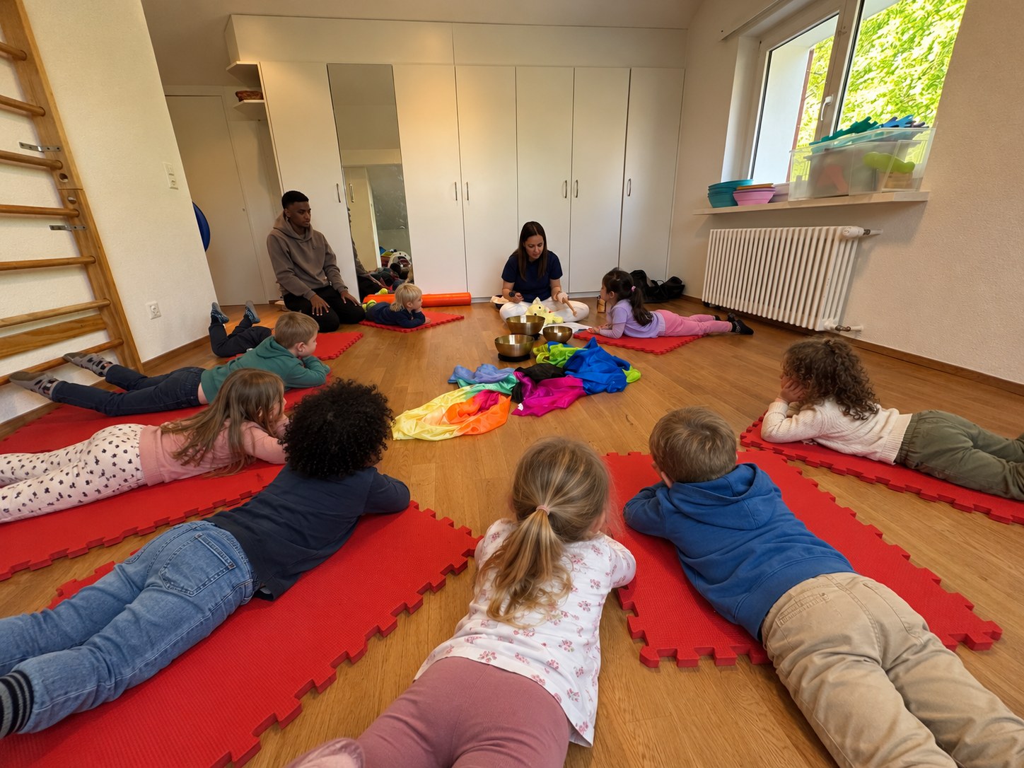 Jeannine mit Kindergruppe im Klangraum